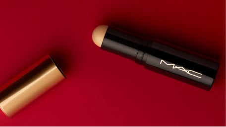 جديد قلم مُلوّنِ البشرة STUDIO RADIANCE SKIN TINT STICK